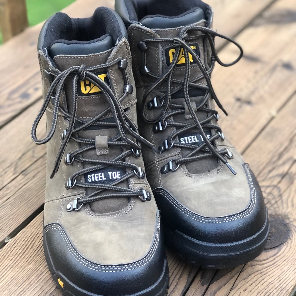 Men’s Steel toe work boots. Caterpillar new condition